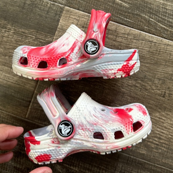 Brand new crocs tie dye red white 5c - Picture 2 of 5